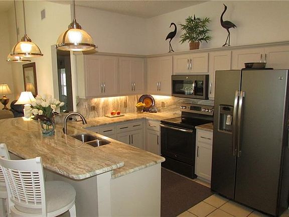Gorgeous / Modern Kitchen w/ Breakfast Bar