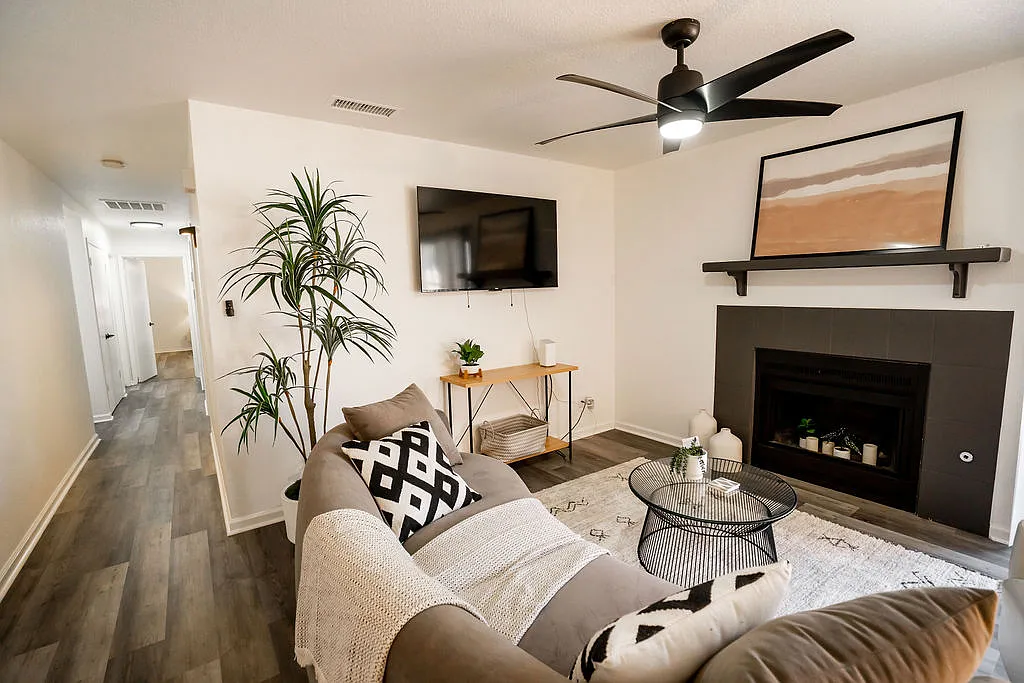 2 bed, 1150 sqft, $2,700 — Photo 3