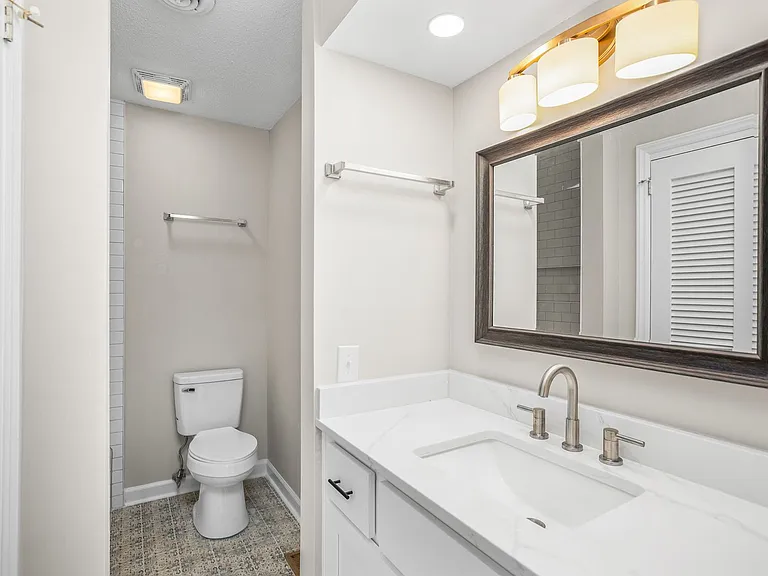 701 N Peace Haven Rd — Photo 27