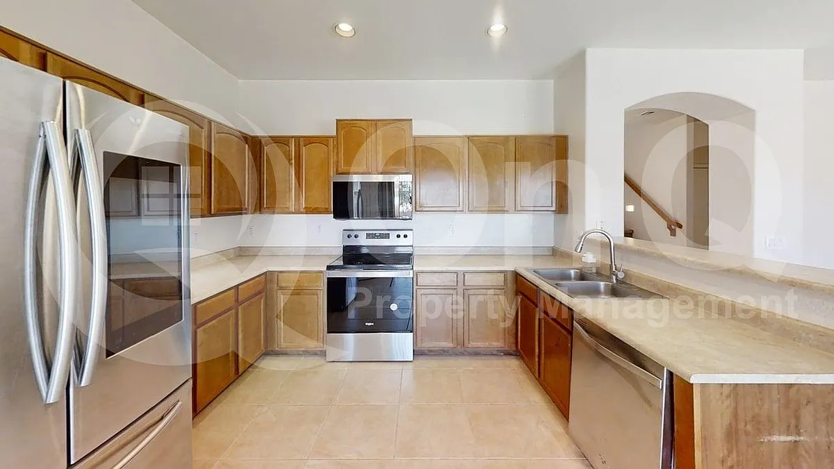 4 bed, 2.5 bath, 2702 sqft, $2,499 — Photo 4