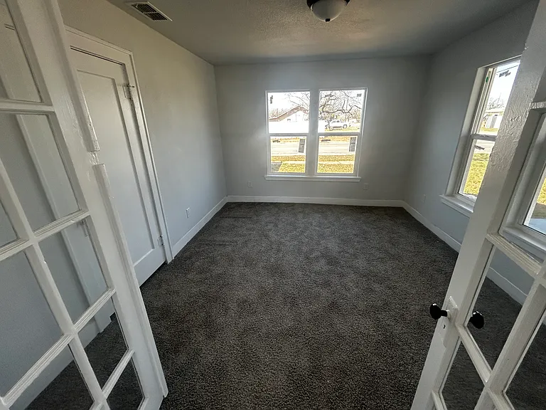 1742 Victoria St — Photo 3