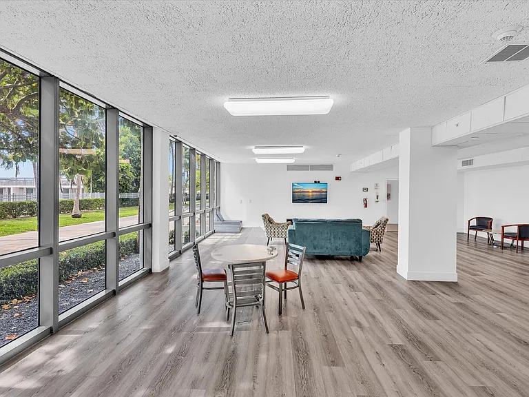 2655 Collins Ave #1710 — Photo 36