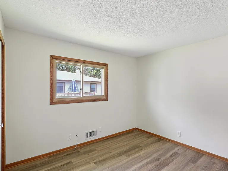 400 5th Ave — Photo 17