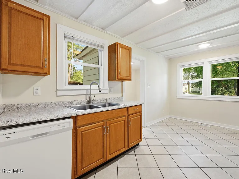 1101 Meadows St — Photo 13