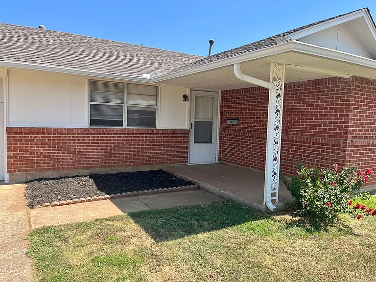 708 N Norman Ave — Photo 2