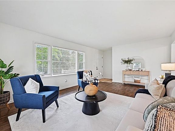 4th image of 1207 Safari Dr