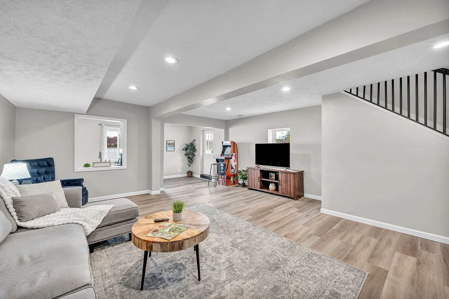 3 bed, 1.0 bath, 1367 sqft, $4,467 — Photo 1