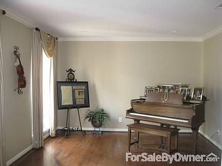 Formal Living
						:
						Two large windows allow for natural lighting