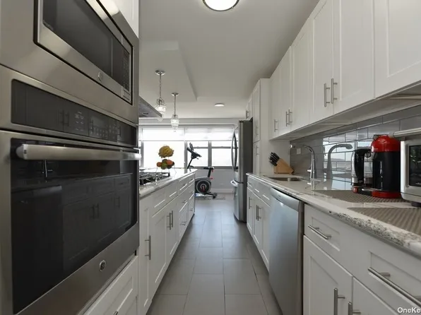 61-20 Grand Cent Parkway image 21 of 32