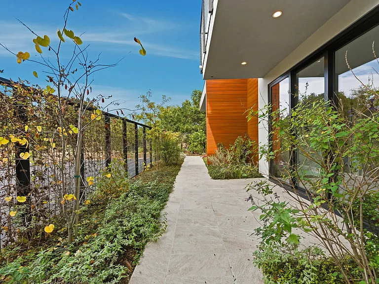 10 Notre Dame Pl — Photo 3