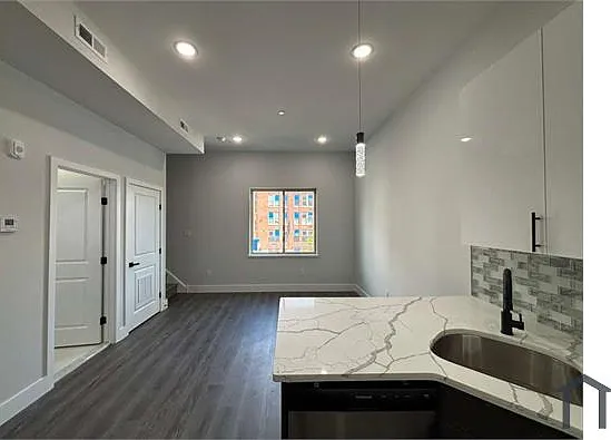 3 bed, 900 sqft, $1,990 — Photo 3