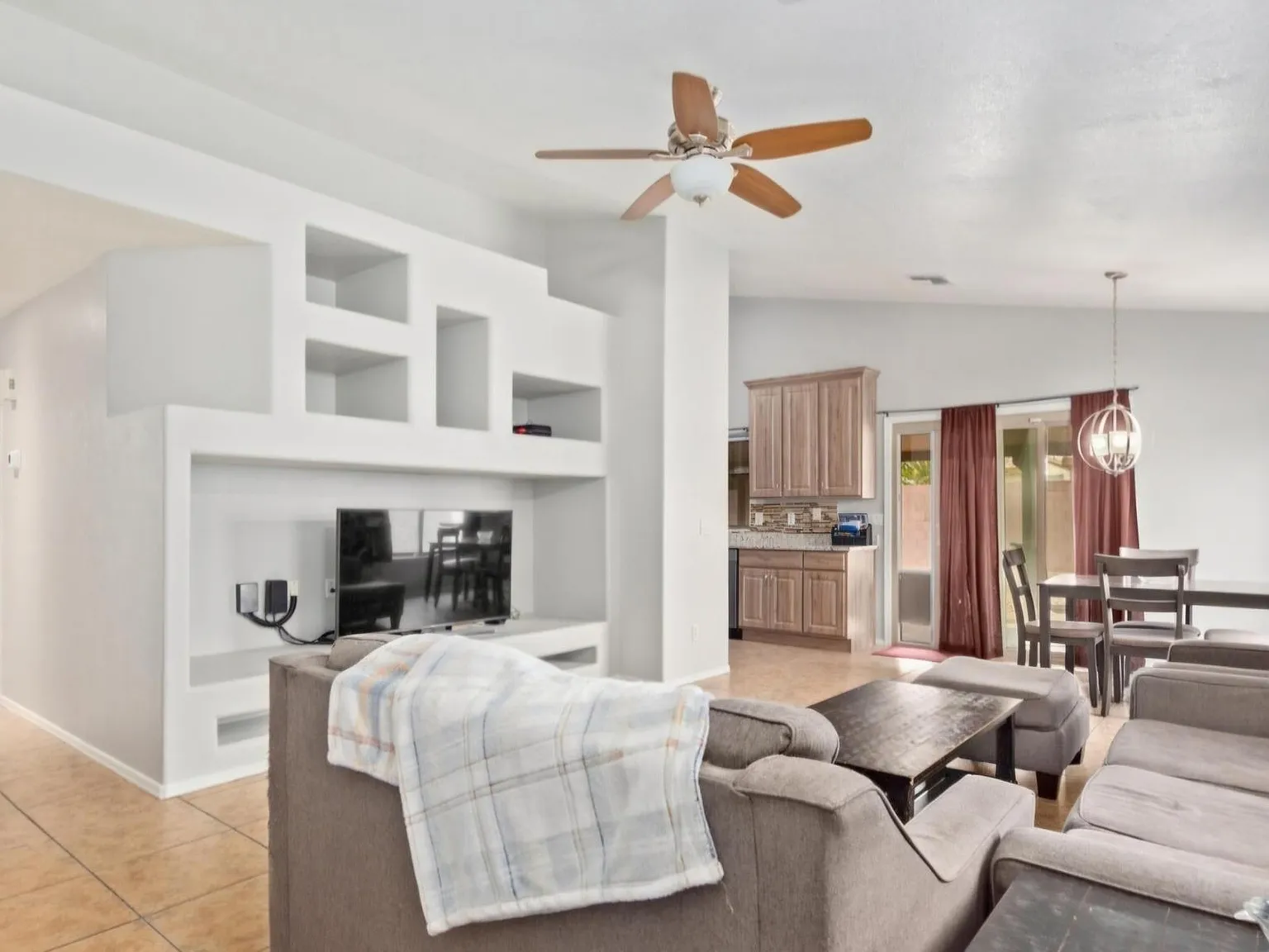 3 bed, 1250 sqft, $2,100 — Photo 2