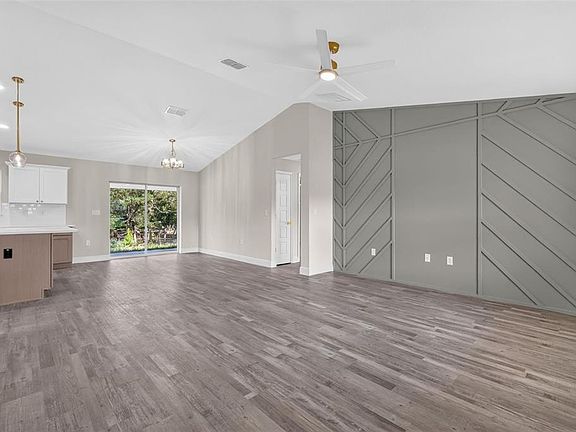 4th image of 153 OAK CIRCLE