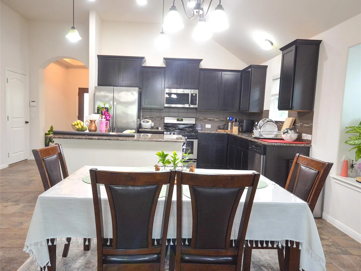 3 bed, 2.0 bath, 2023 sqft, $2,250 — Photo 2