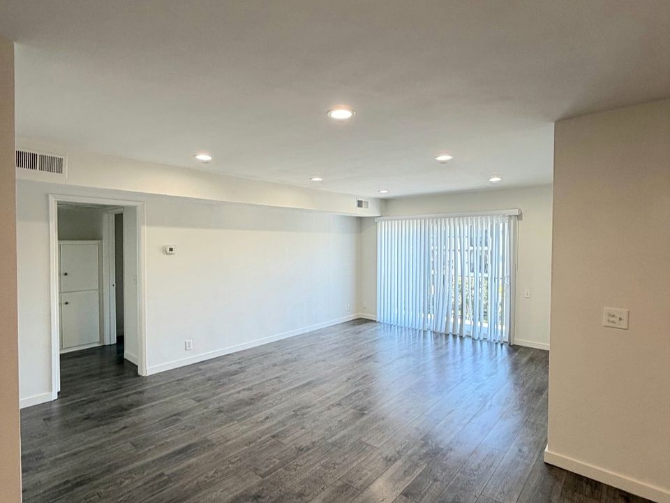 1st image of 144 S Doheny Dr #3040