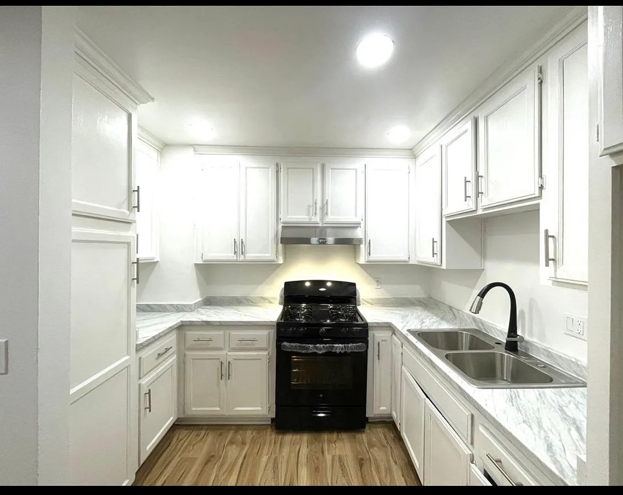 2 bed, 900 sqft, $2,350 — Photo 1