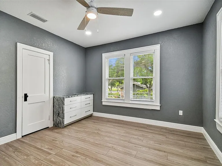 6810 N Navin Ave — Photo 39
