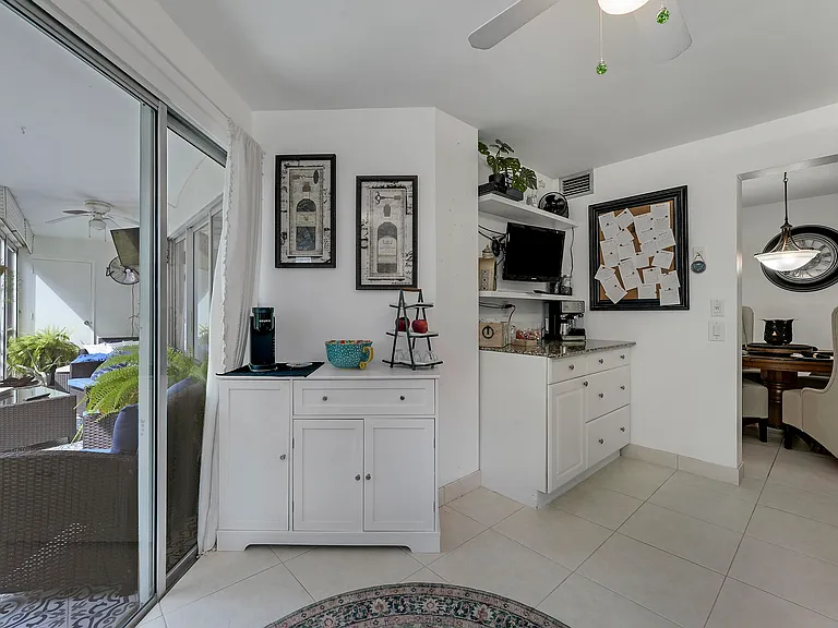 3755 Via Poinciana — Photo 7