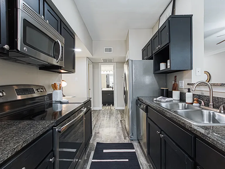 The Village at Bellaire Apartments — Photo 41