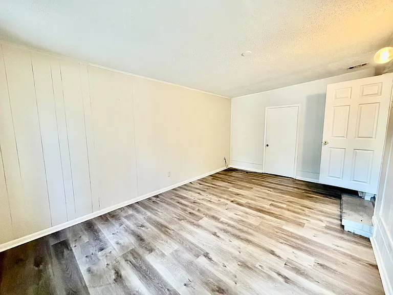 1348 Crestwood St — Photo 7