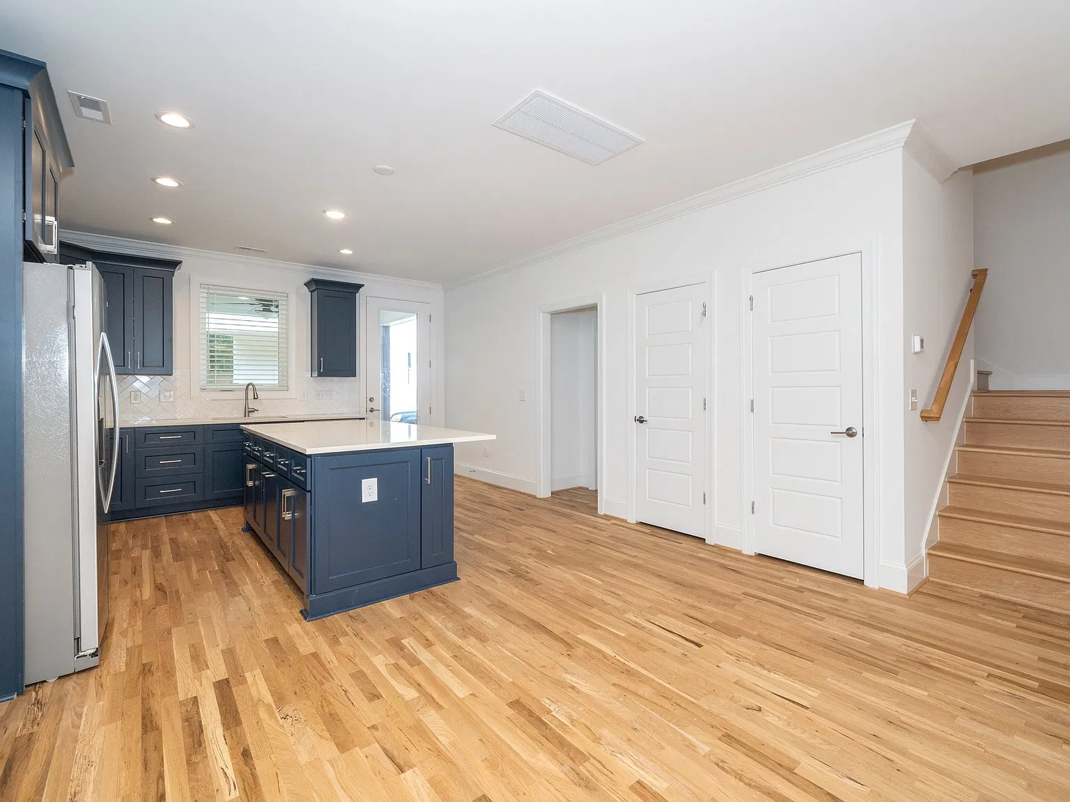 5 bed, 2035 sqft, $5,750 — Photo 4