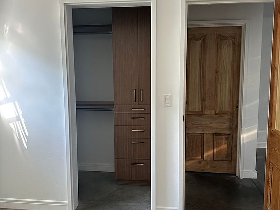 3rd image of 6437 Clybourn Ave