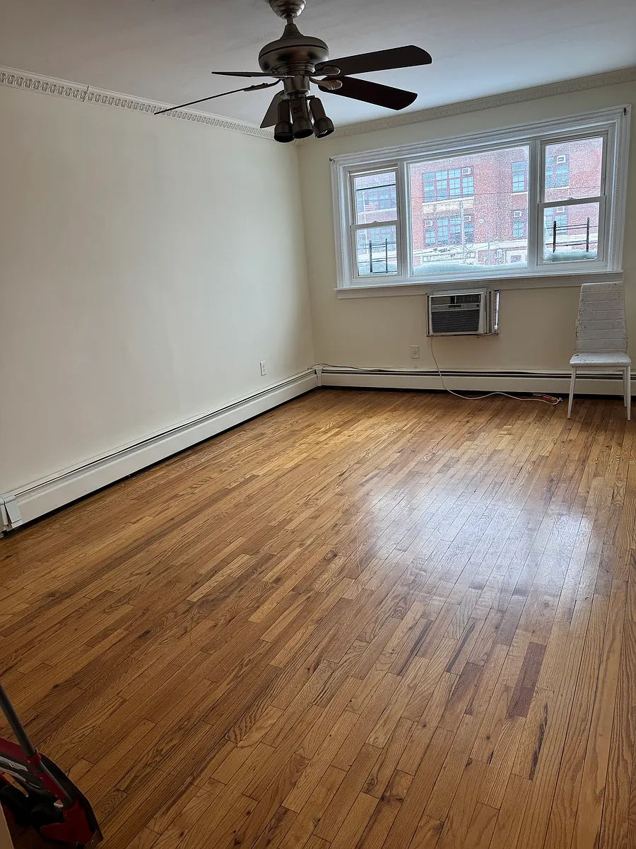 Photo 2 of 4 - 563 Soundview Ave #2A - Bronx, NY Building Photo - 563 Soundview Ave #2A