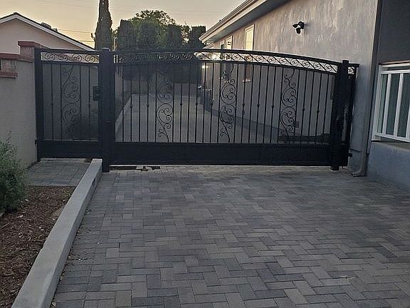 4th image of 10829 Montecito Dr