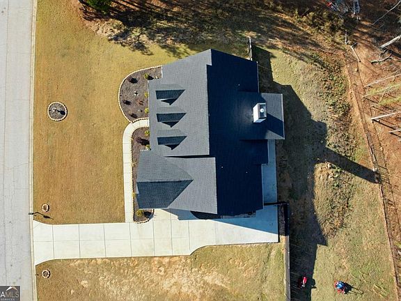 4th image of 95 Hawthorn Ln