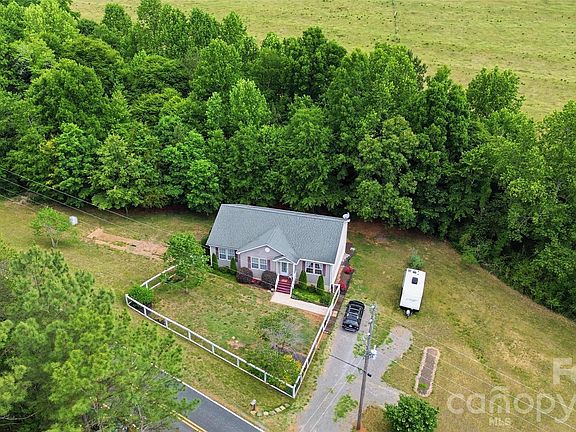 3rd image of 412 Lewis Rd