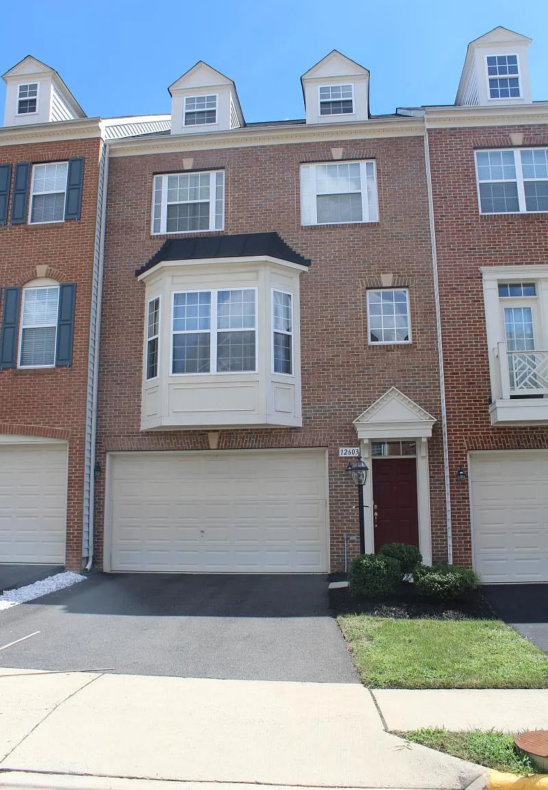 3 bed, 3.5 bath, 2880 sqft, $3,750 — Photo 2
