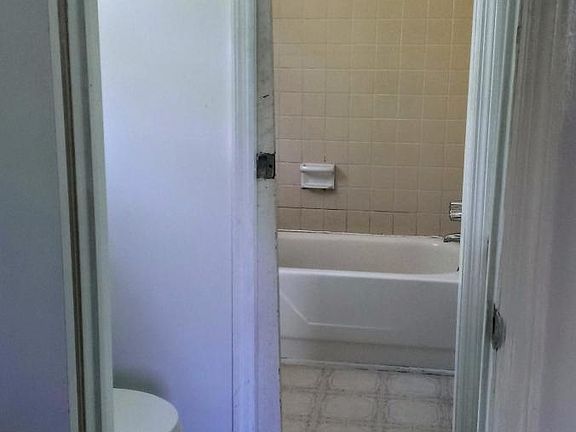 5th image of 3420 Westmont Dr