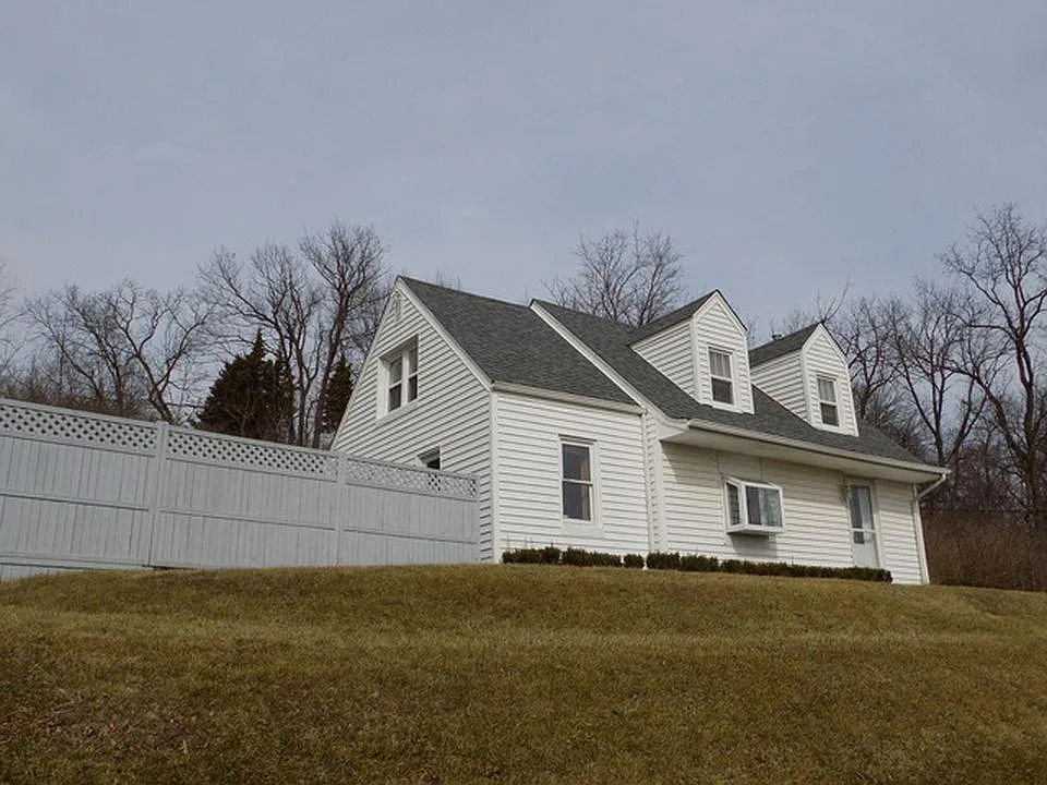 19W660 Dystrup Rd photo 1