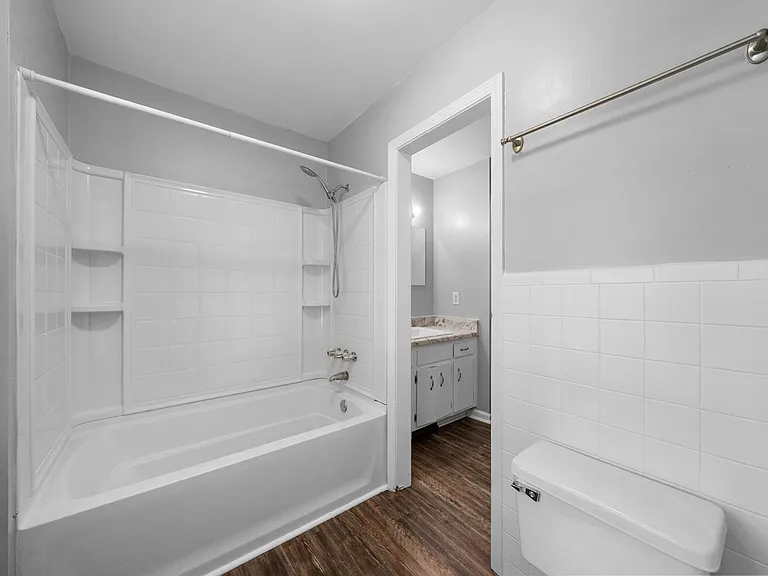 300 Hundred Oaks Dr — Photo 13
