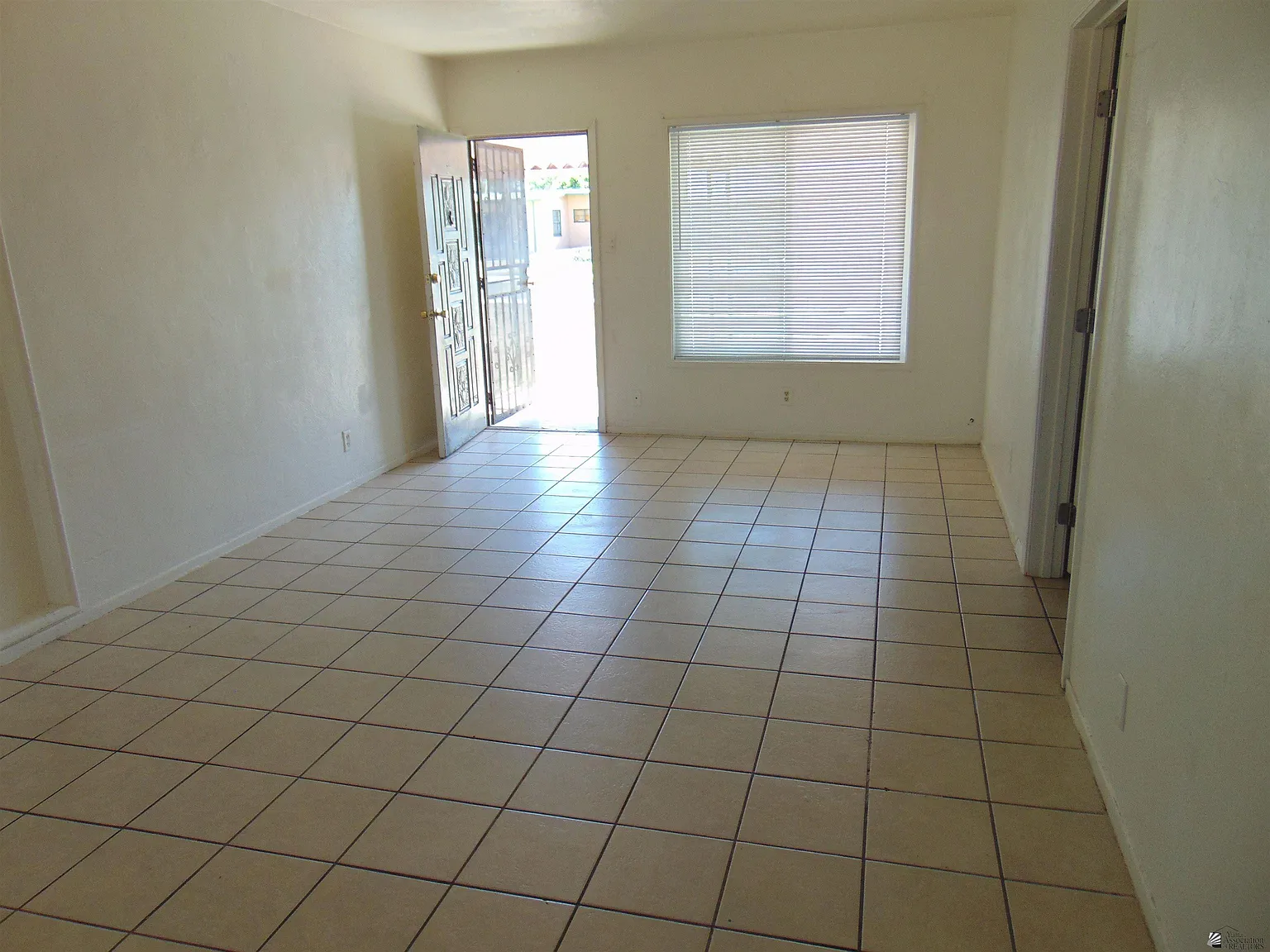 4 bed, 2.0 bath, 1300 sqft, $1,500 — Photo 2