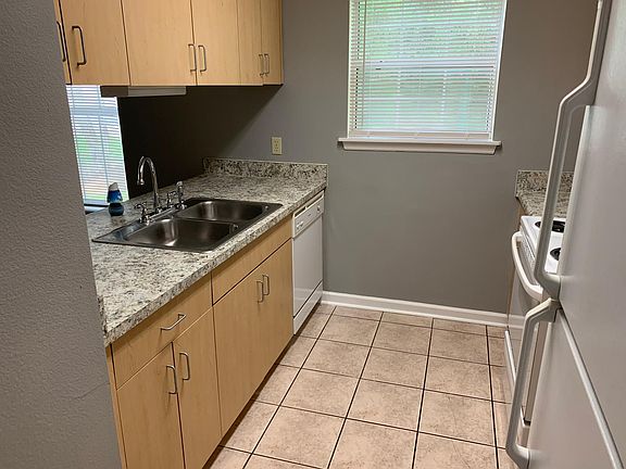 4th image of 2719 W Tharpe St APT 28