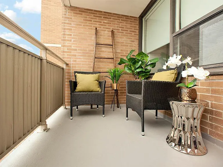 2575 Danforth Ave — Photo 10
