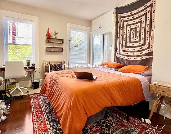 3rd image of 724 Parker St #1F