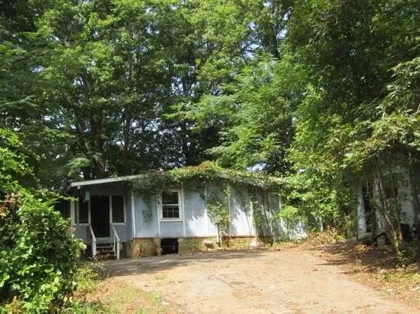 2401 Lakeview Dr, Young Harris, GA 30582