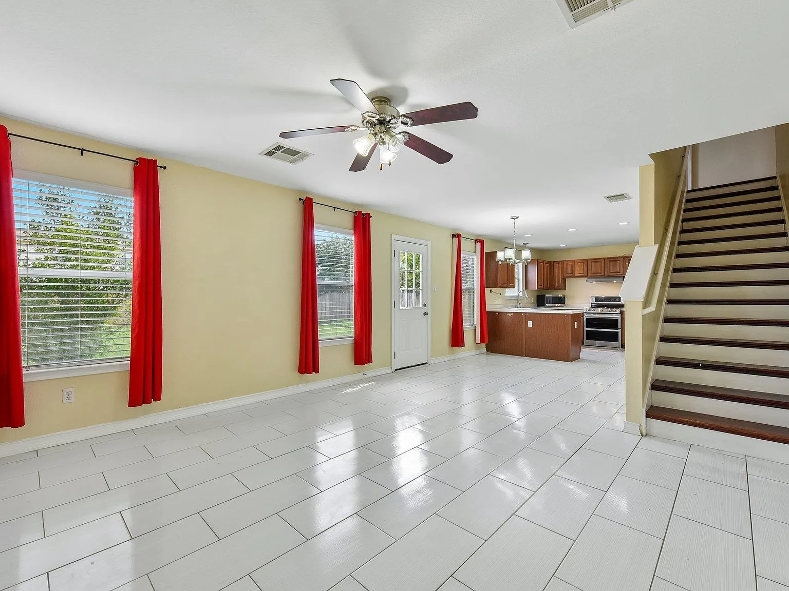 3 bed, 2.5 bath, 1860 sqft, $1,895 — Photo 2