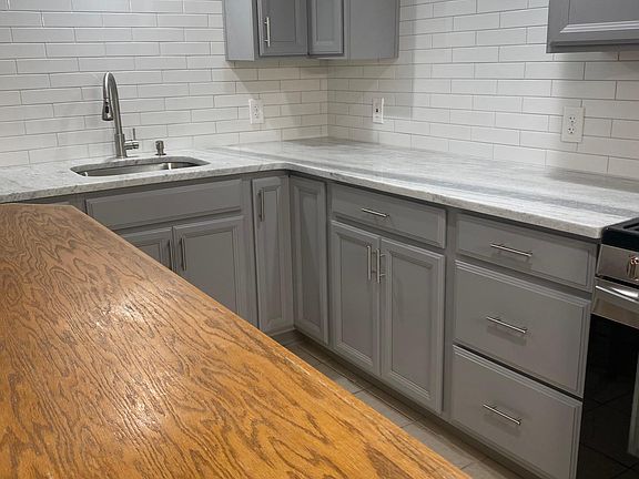 Natural lighting in Kitchen, plenty of cabinet space!