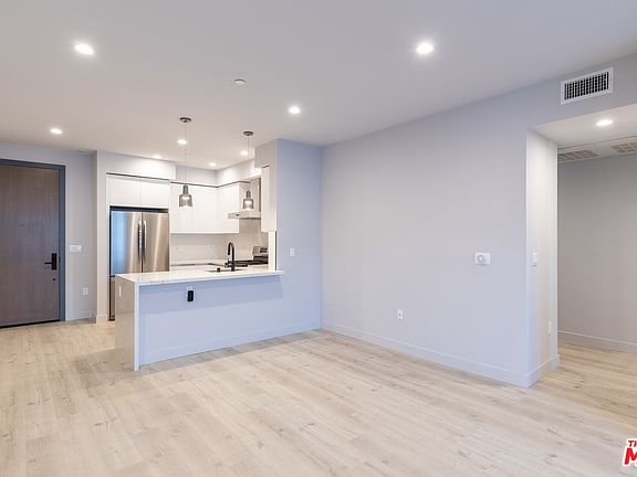 5th image of 900 Wilcox Ave #202