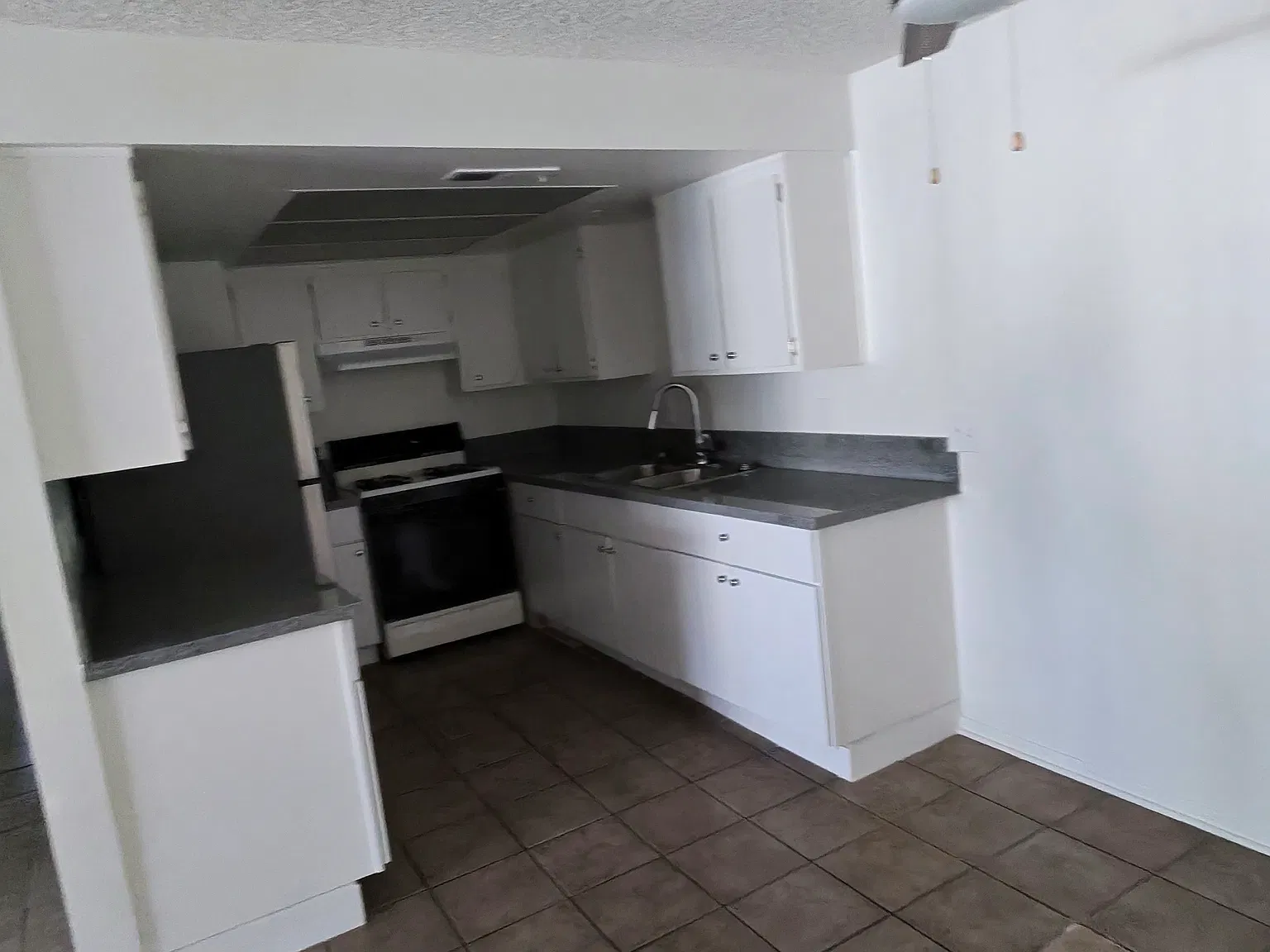 2 bed, 2400 sqft, $2,600 — Photo 3