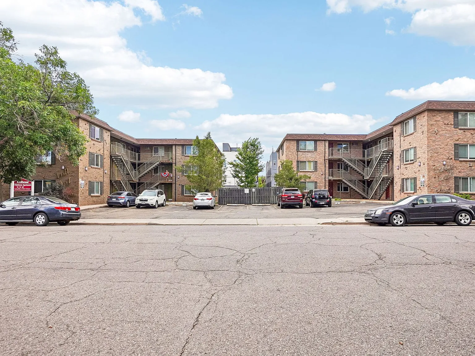 Knollwood and Tanglewood Apartments — Photo 2