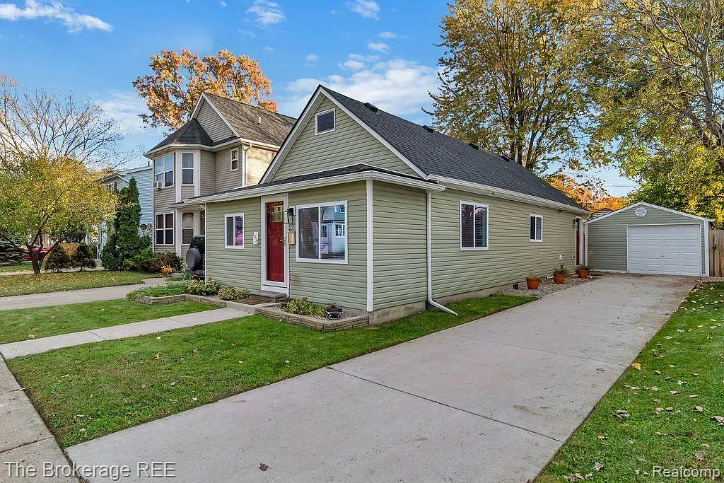 1012 E Granet Ave photo 1