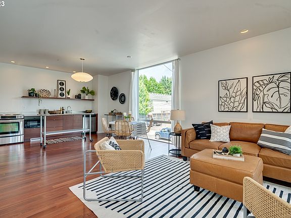 4th image of 2645 NE 7th Ave #1