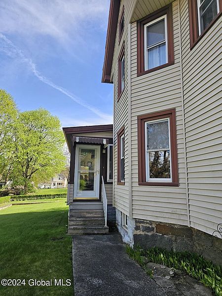 5th image of 114 Oak Street