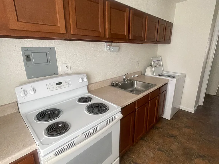 Royal Oaks Apartments — Photo 5
