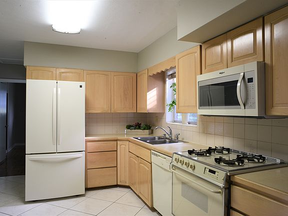 5th image of 2200 SW 83rd Ct