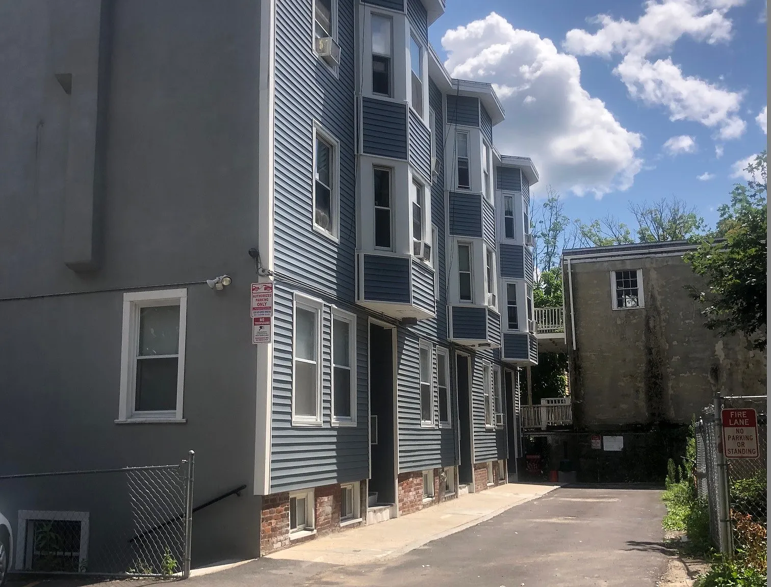 3 bed, 900 sqft, $2,395 — Photo 1